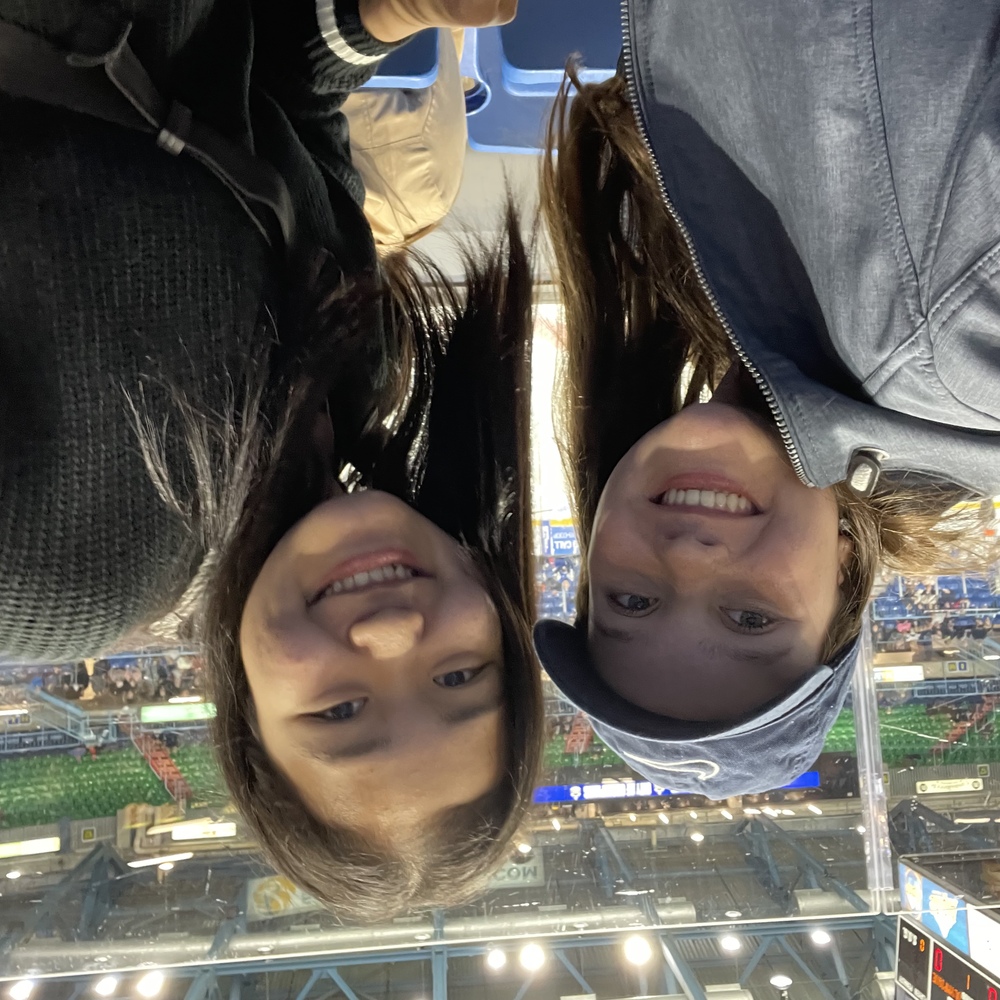 Sarah und Sakura beim Eishockey Spiel