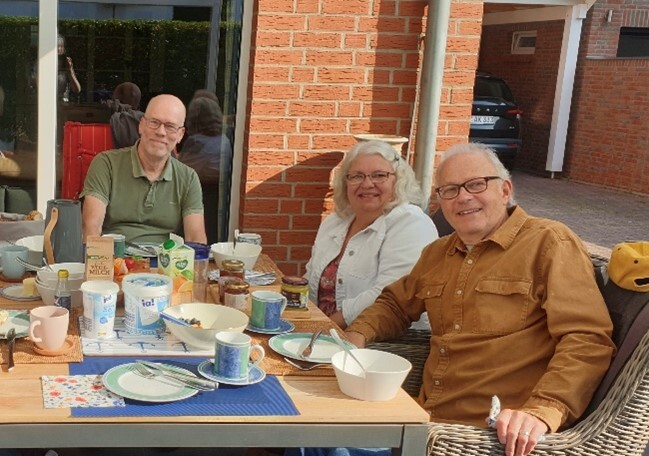 Wiedersehen der Gastgeschwister in Hamburg: Johan (links) und Marty mit Ehemann.