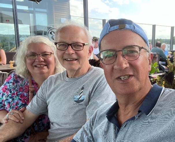 Wiedersehen 2023: YFU-Alumnus Kay Felgentreu (rechts) mit seiner Gastschwester Marty und deren Ehemann Larry.