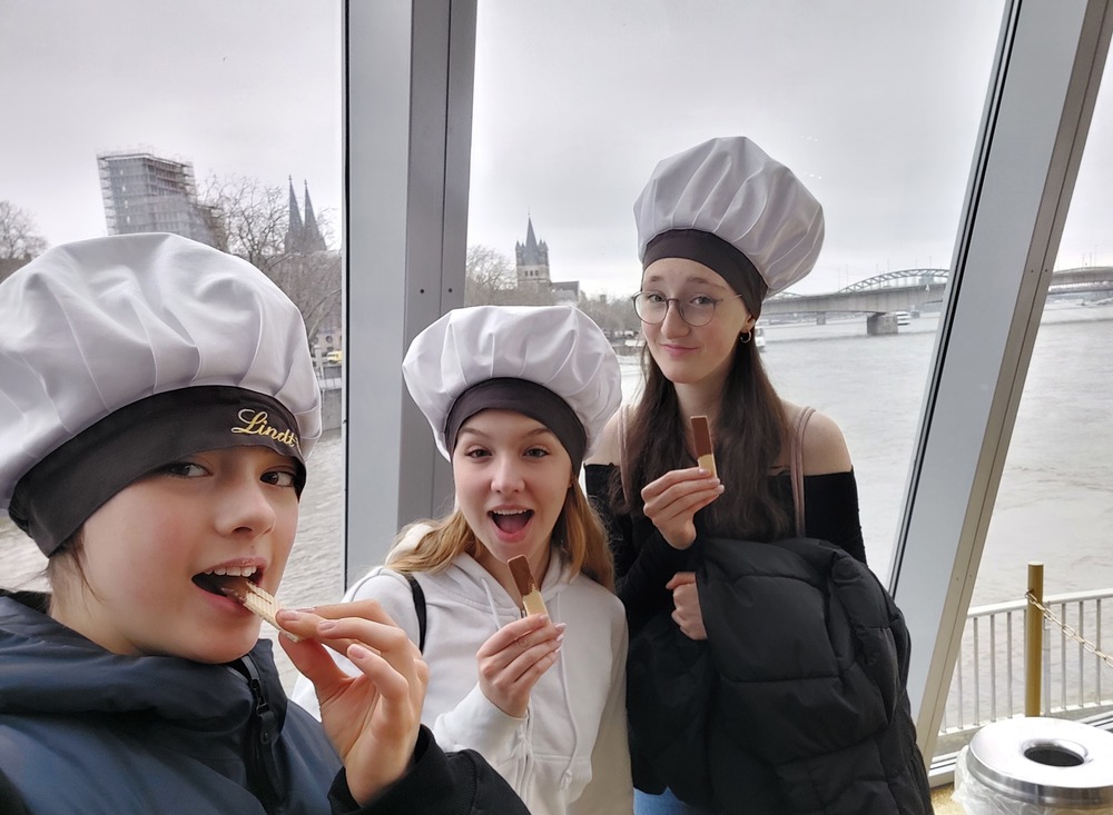 Unzertrennliches Trio: Juliette mit ihren Gastschwestern