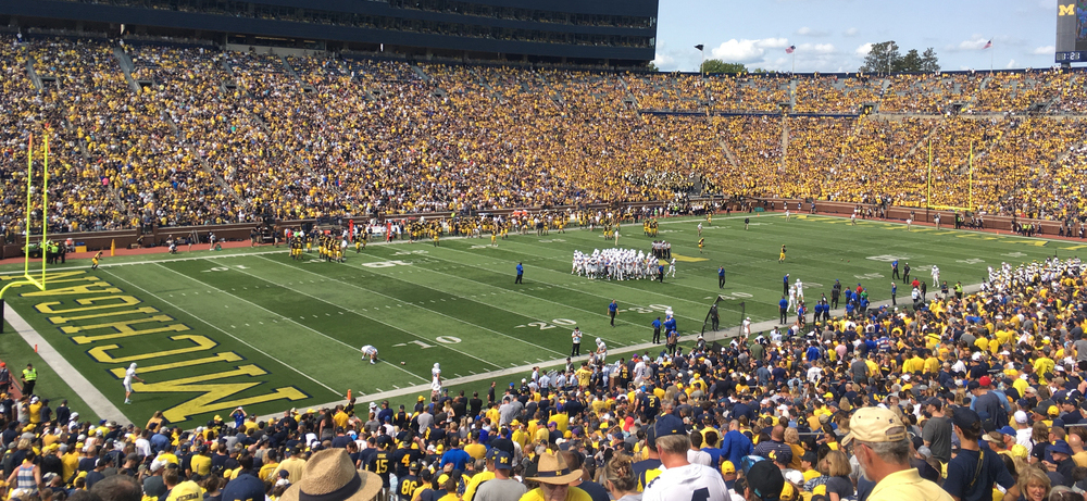Desirée bei einem Football-Spiel