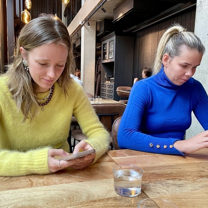 Julia und Maris im Minions-Look