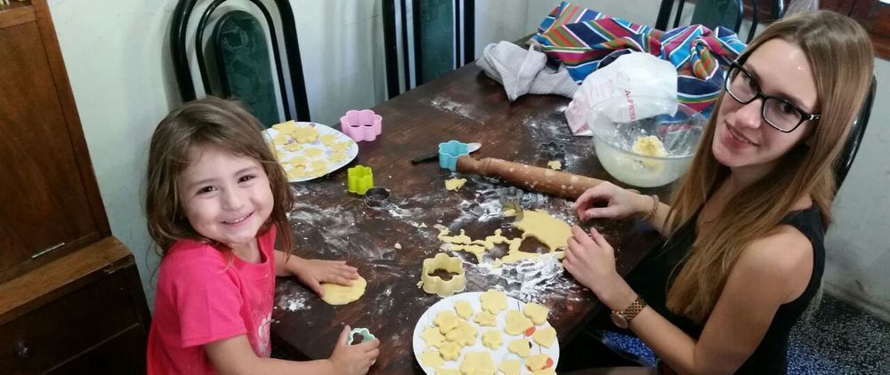 Nina und ihre Gastschwester backen Plätzchen