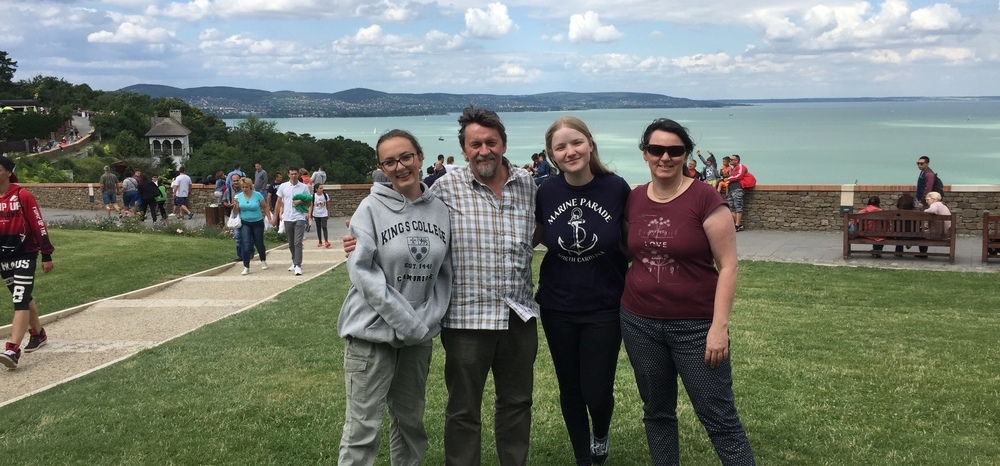 Austauschschülerin Melissa mit ihrer Gastfamilie