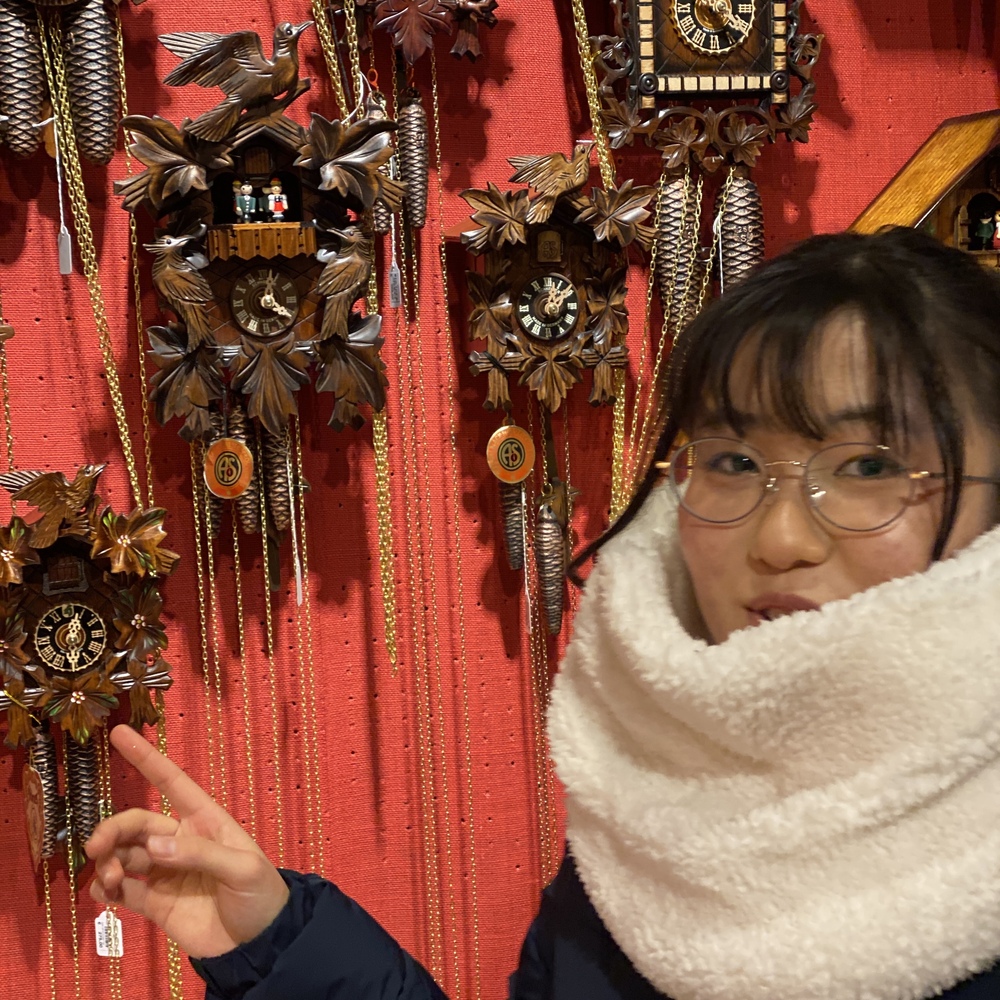 Sara entdeckt Deutschland  - und die deutsche Traditionsuhr mit dem Kuckuck. 