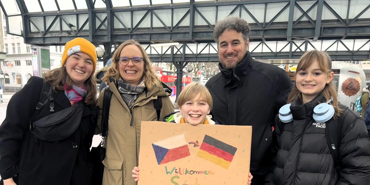 Gastmutter mit Austauschschülerinnen