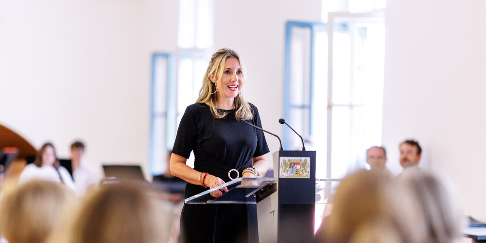 Die bayerische Staatsministerin für Unterricht und Kultus, Anna Stolz, begrüßte die Stipendiat*innen