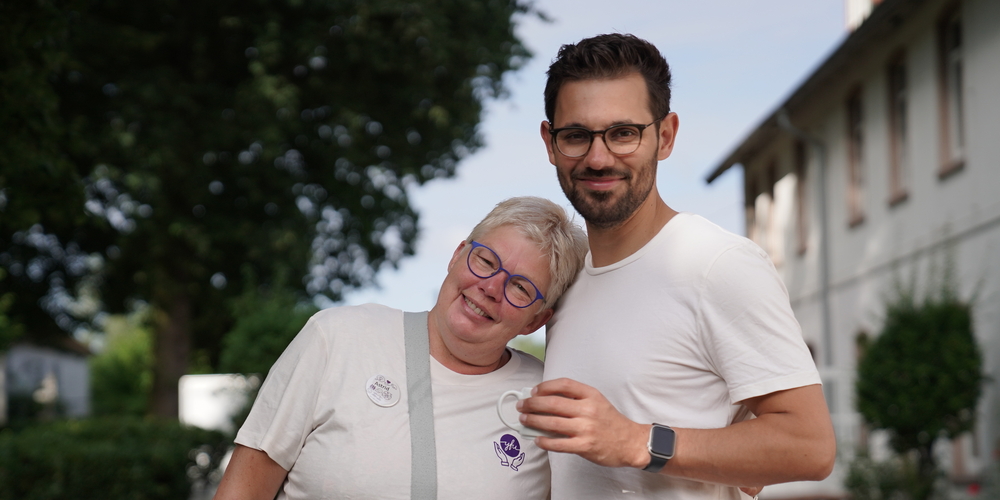 It's a vibe! Glückliche Gesichter auf dem Seminar von Ehrenamtlichen für Ehrenamtliche