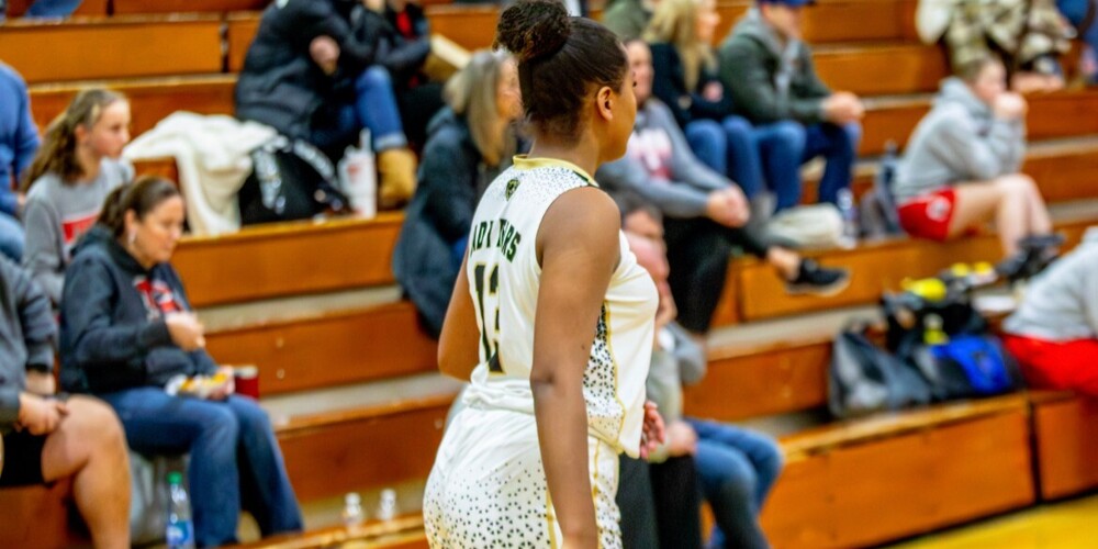 Beim Basketball spielen