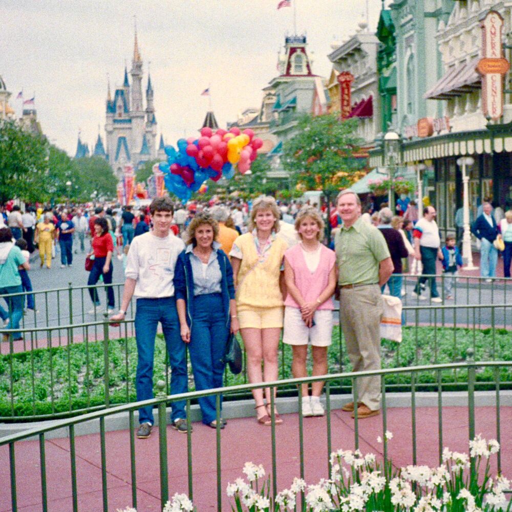 Ein Jahr voller neuer Eindrücke: Heidrun mit ihrer Gastfamilie 1985 in Disney World, Florida