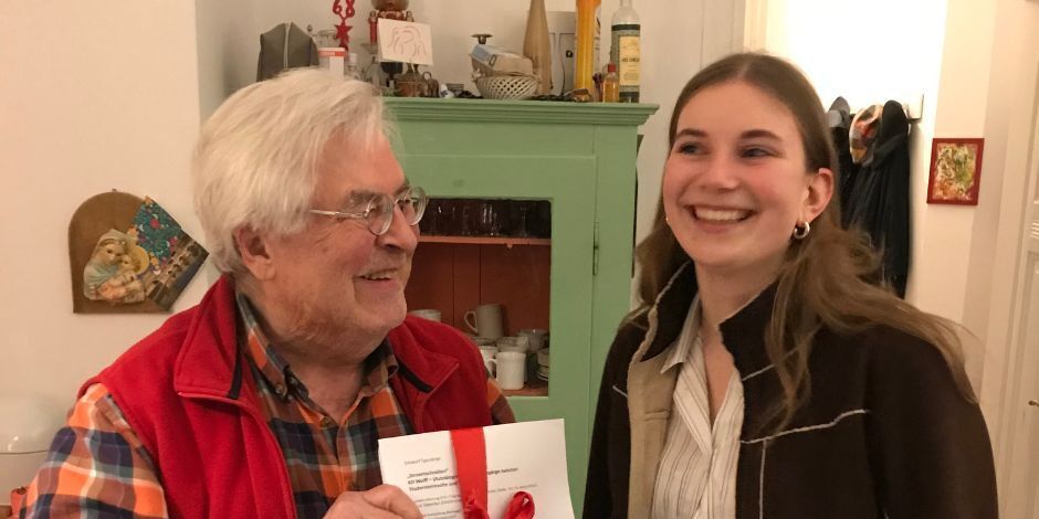 KD Wolff mit Ida Müller (USA 2021/22) bei der Manuskriptübergabe seiner Autobiographie "Bin ich nicht ein Hans im Glück?".