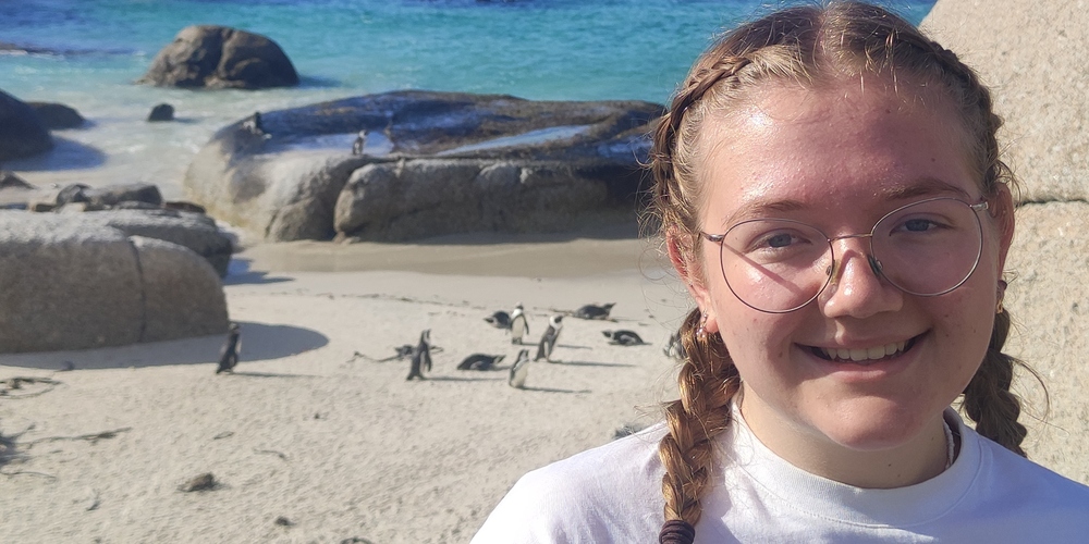 Lina auf Safari mit Pinguinen