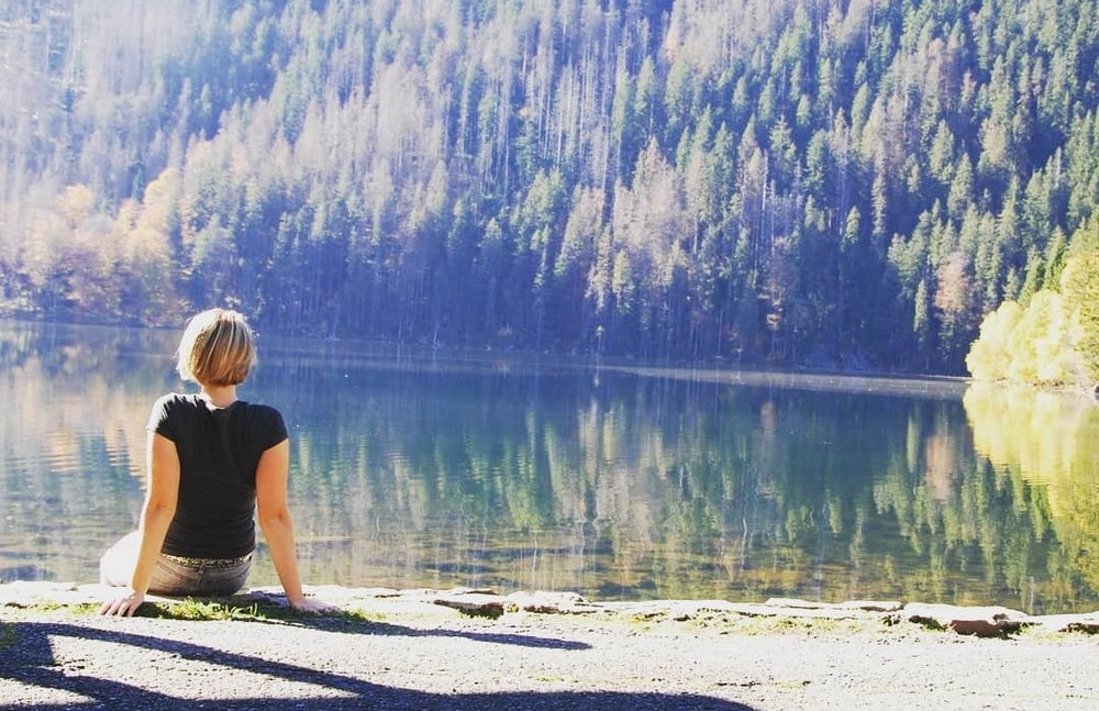 Christin in Tschechien an einem See