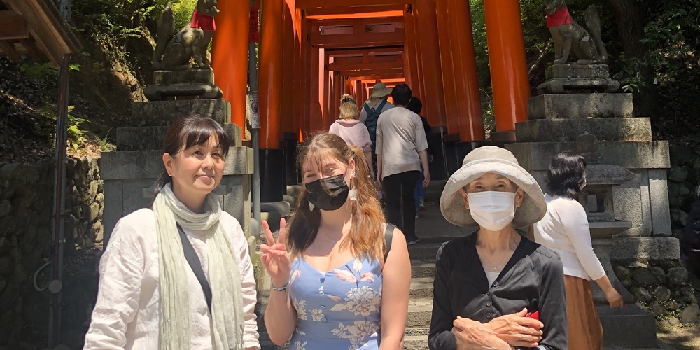 Aliyah beim Tempelbesuch mit ihrer Gastfamilie