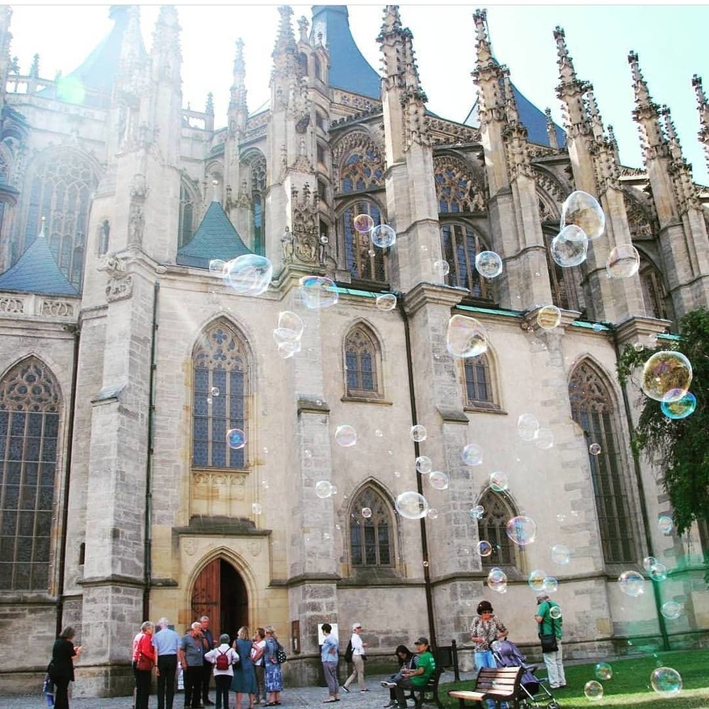 Eine tschechische Kirche im Sommer