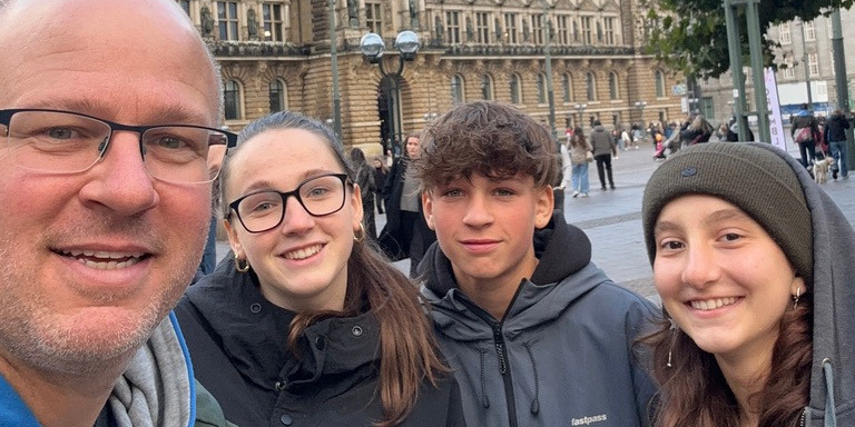 Andre, Emma, Peter und Elene in Hamburg