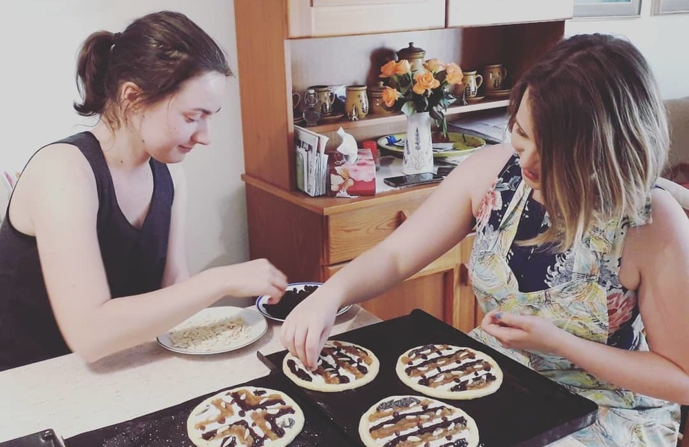 Christin beim Backen mit einer Freundin