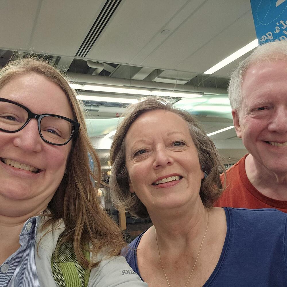 Herzliches Wiedersehen: Janine und ihre Gasteltern 2025.