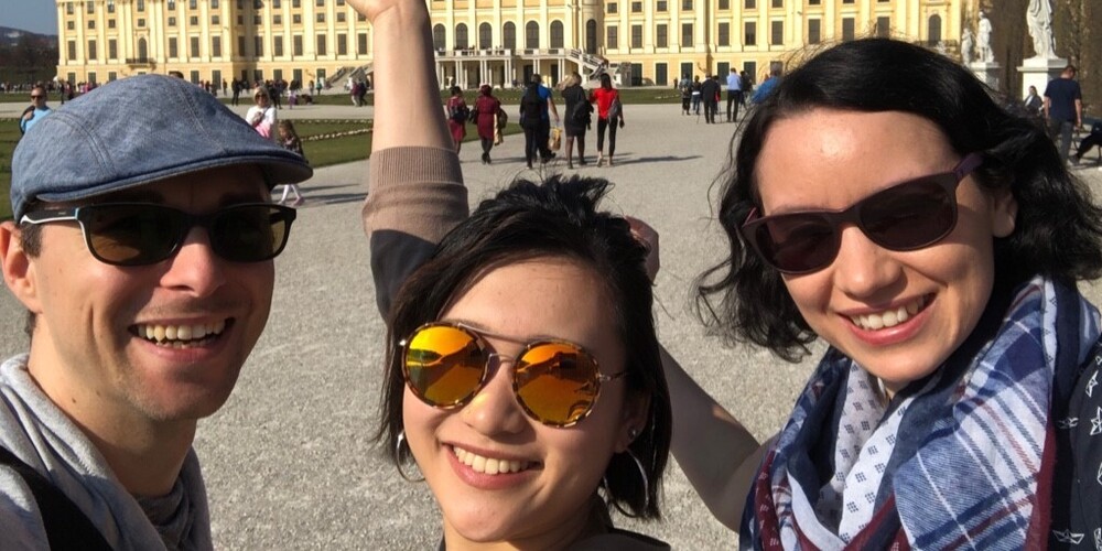 Austauschschülerin Aoi mit ihren Gasteltern beim Sightseeing