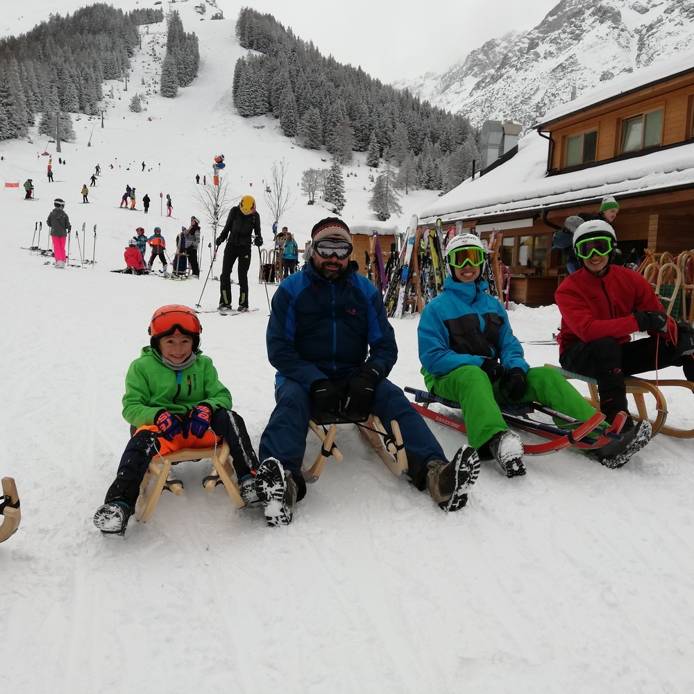 Emilio mit seiner Gastfamilie beim Rodeln