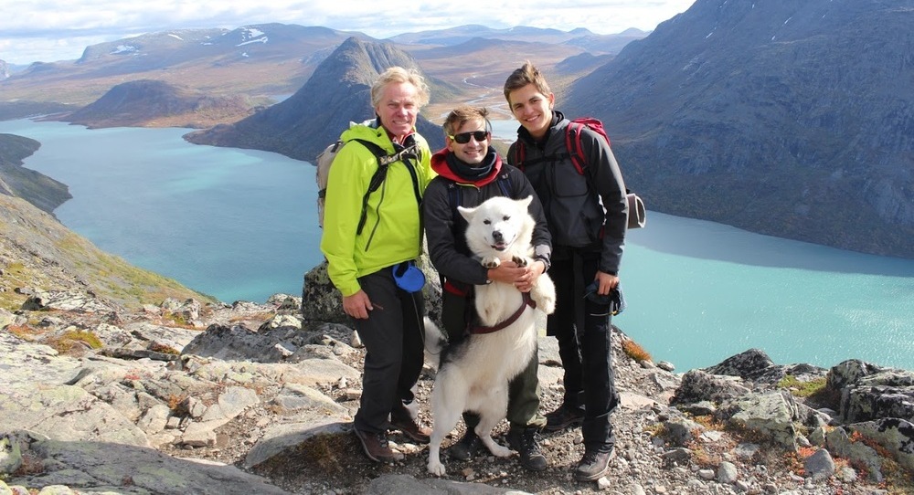 Jonas mit seiner Gastfamilie beim Wandern