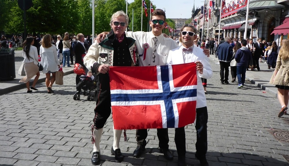 Jonas in traditioneller Tracht zum Nationalfeiertag