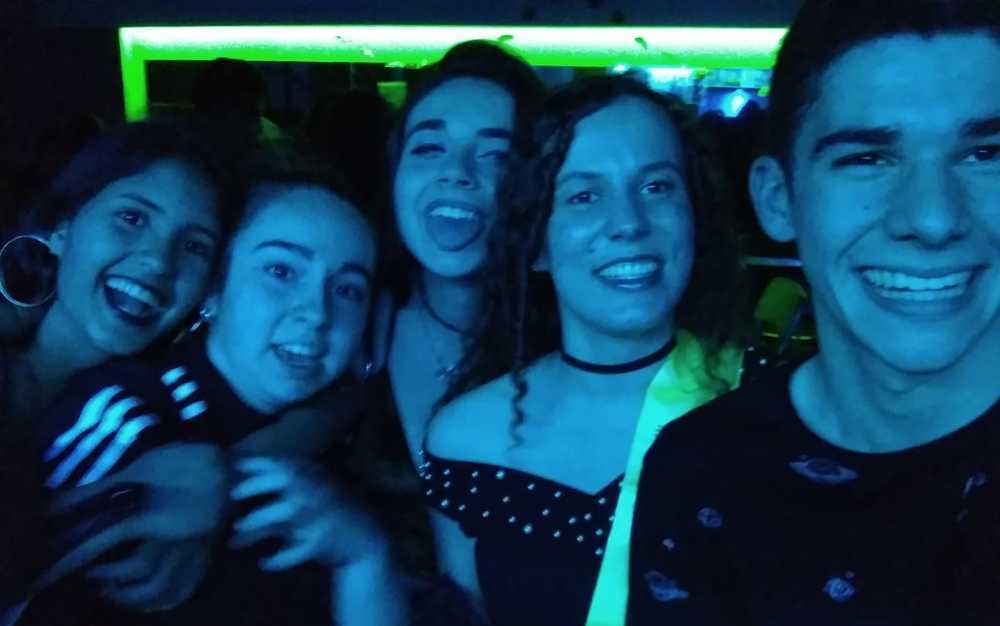 Maria-Zoe mit Freunden an ihrem Geburtstag 