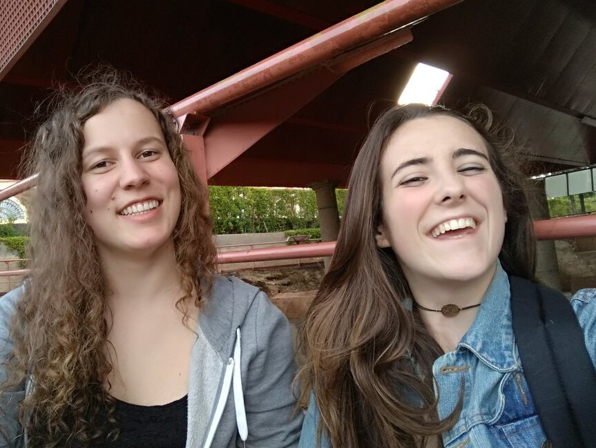 Maria-Zoe mit ihrer Gastschwester und besten Freundin 