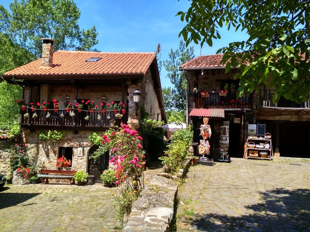 Typische Häuser in Kantabrien