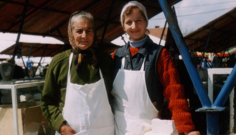 Austauschschüler Anna hilft bei einem Marktstand