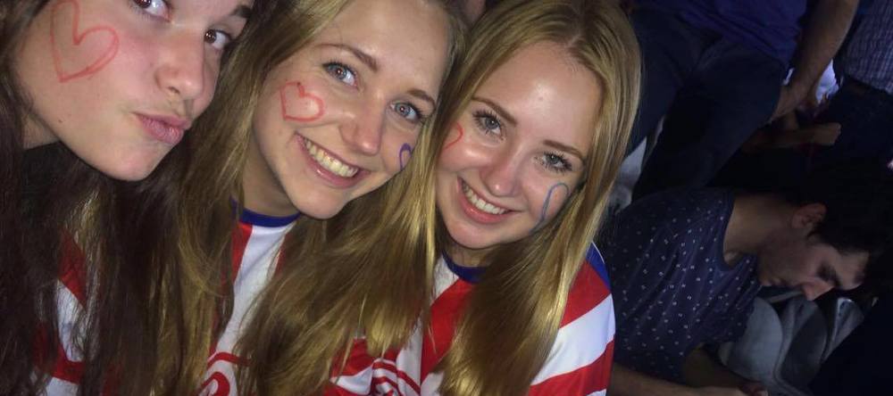 Maja mit Freunden beim Anfeuern