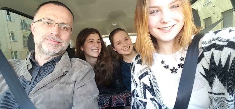 Austauschschülerin Patrycia mit ihrer Gastfamilie