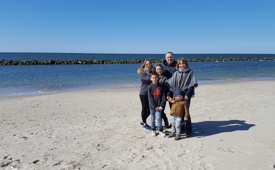 Patrycia am Meer mit ihrer Gastfamilie