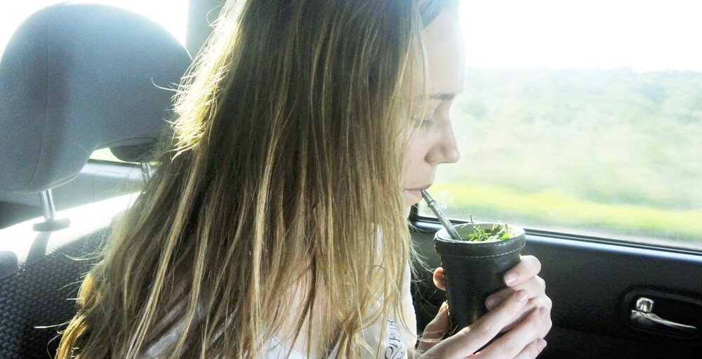 Austauschschülerin Terese beim Mate trinken