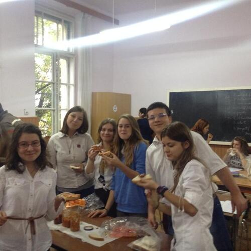 Austauschschülerin isst das traditionell rumänische Zacuscă (Brotaufstrich)